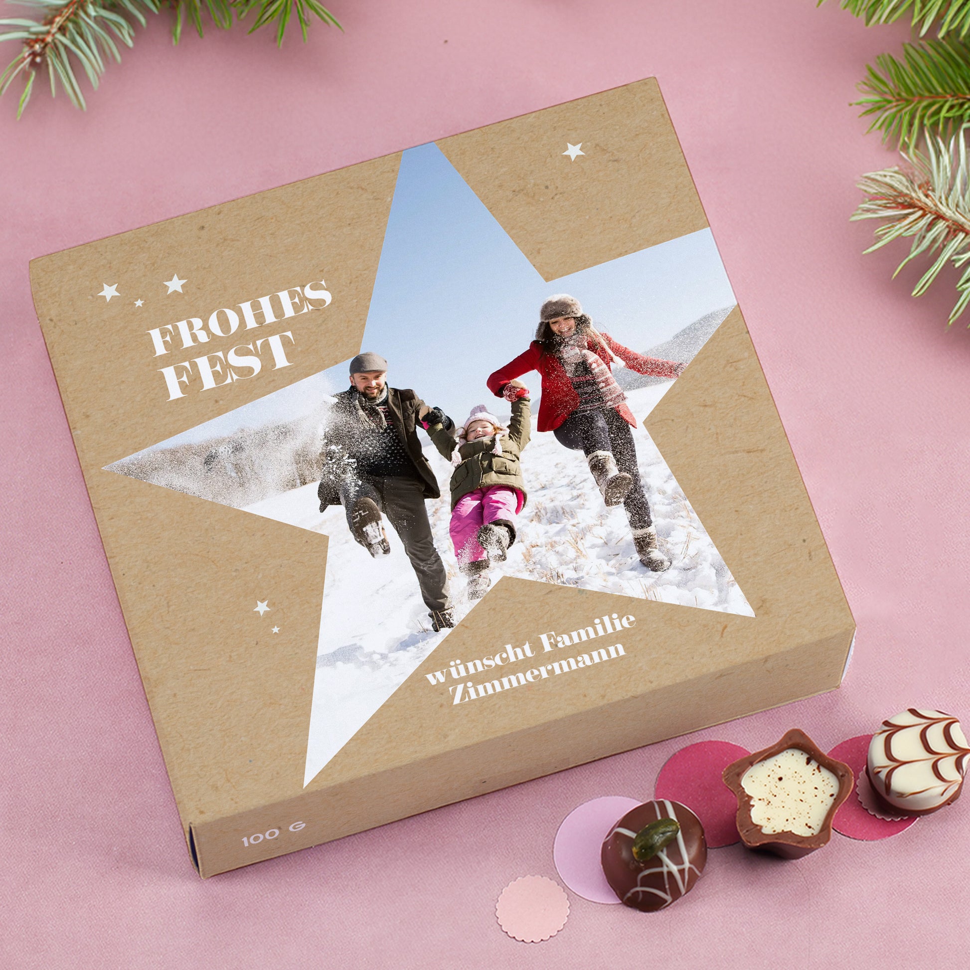 Geöffnete Pralinenbox Frohes Fest mit festlichem Sternmotiv und personalisiertem Foto.