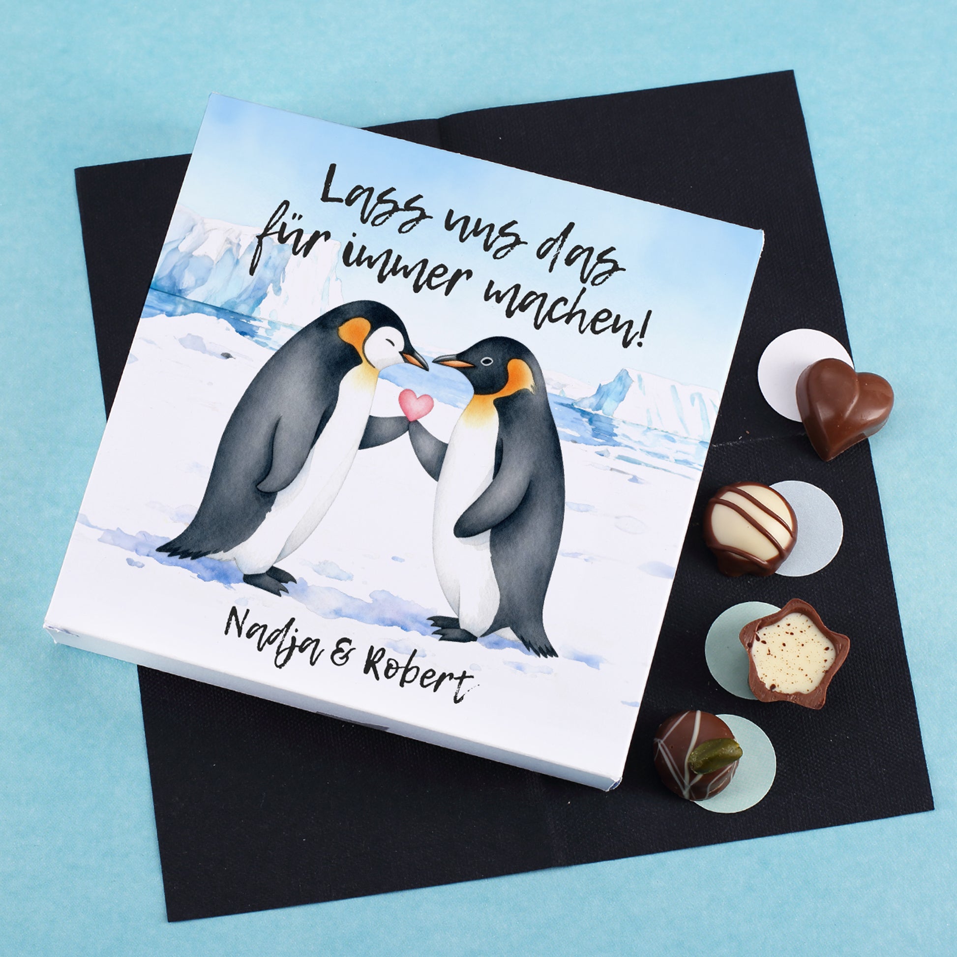 Geschenkbox mit Lindt Mini-Pralinés, romantisches Paar-Motiv mit winterlicher Landschaft und Liebesbotschaft