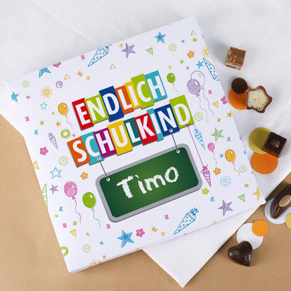 Geschenkverpackung zur Schuleinführung gefüllt mit Lindt Pralinen und bedruckt mit "Endlich Schulkind" und den Namen Ihrer Wahl