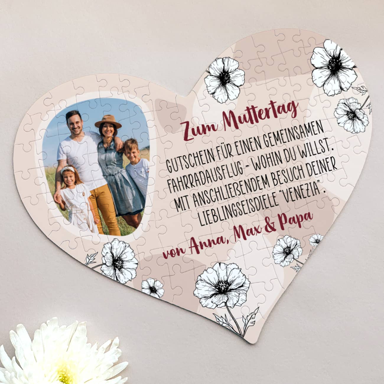 Gutschein-Puzzle in Herzform mit Blumen, Foto zum Muttertag