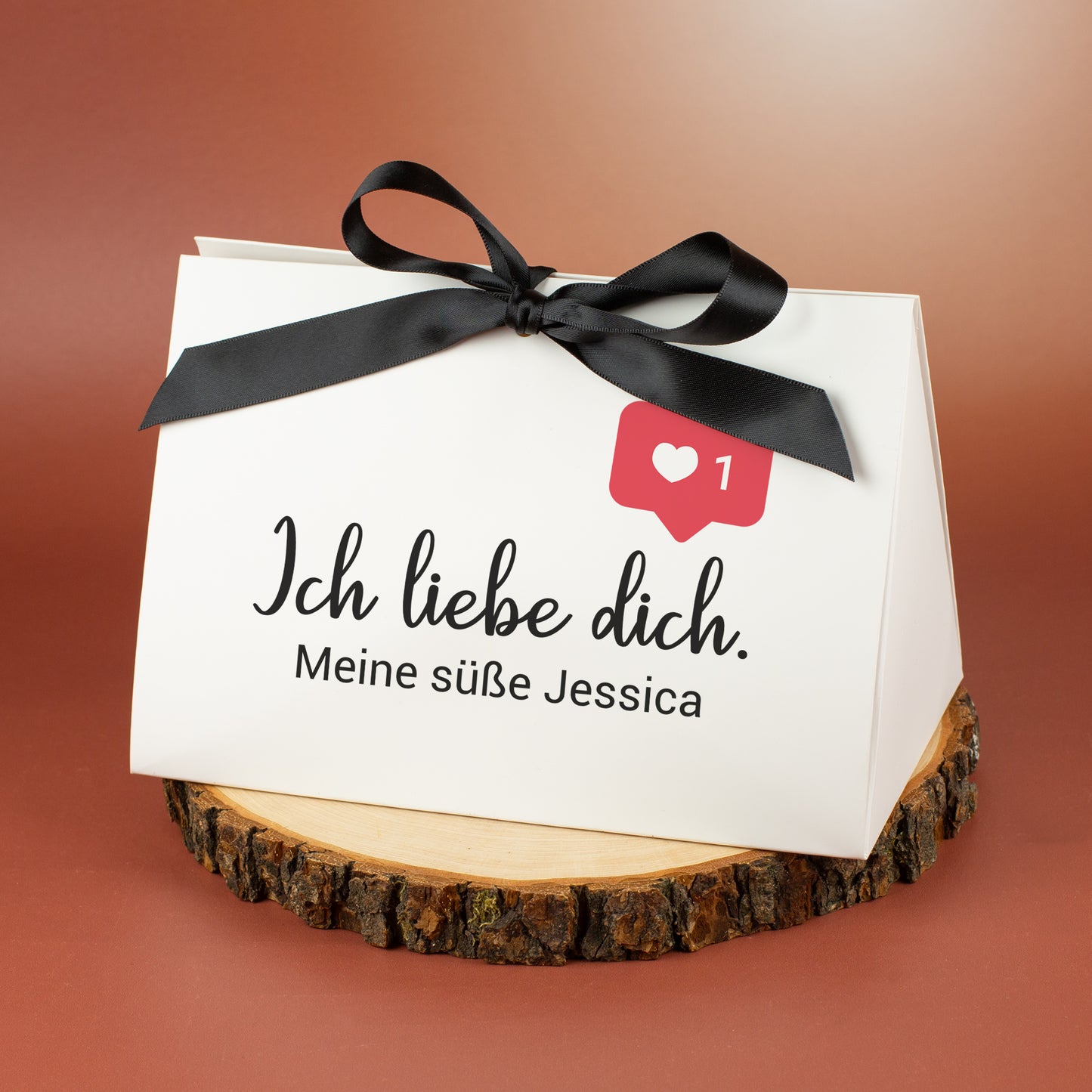 Weiße Geschenktasche mit schwarzer Satinschleife und Aufdruck „Ich liebe dich“ mit Wunschtext „Meine süße Jessica“ und Herz-Benachrichtigungsicon