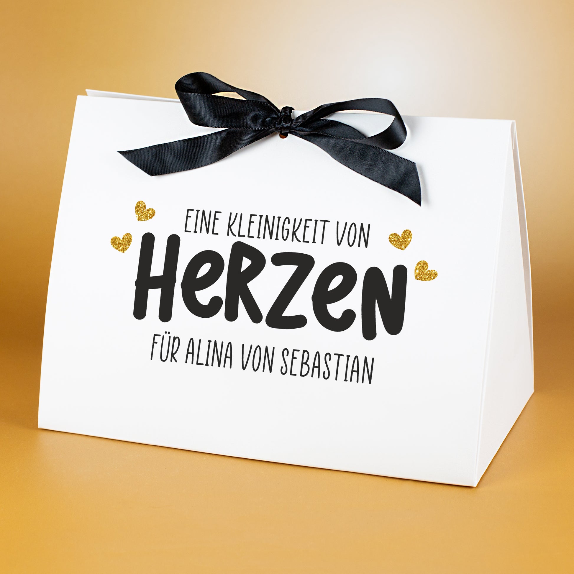Personalisierte Geschenkverpackung „Von Herzen“ mit Wunschtext, weißer Karton und schwarze Schleife, Nahaufnahme