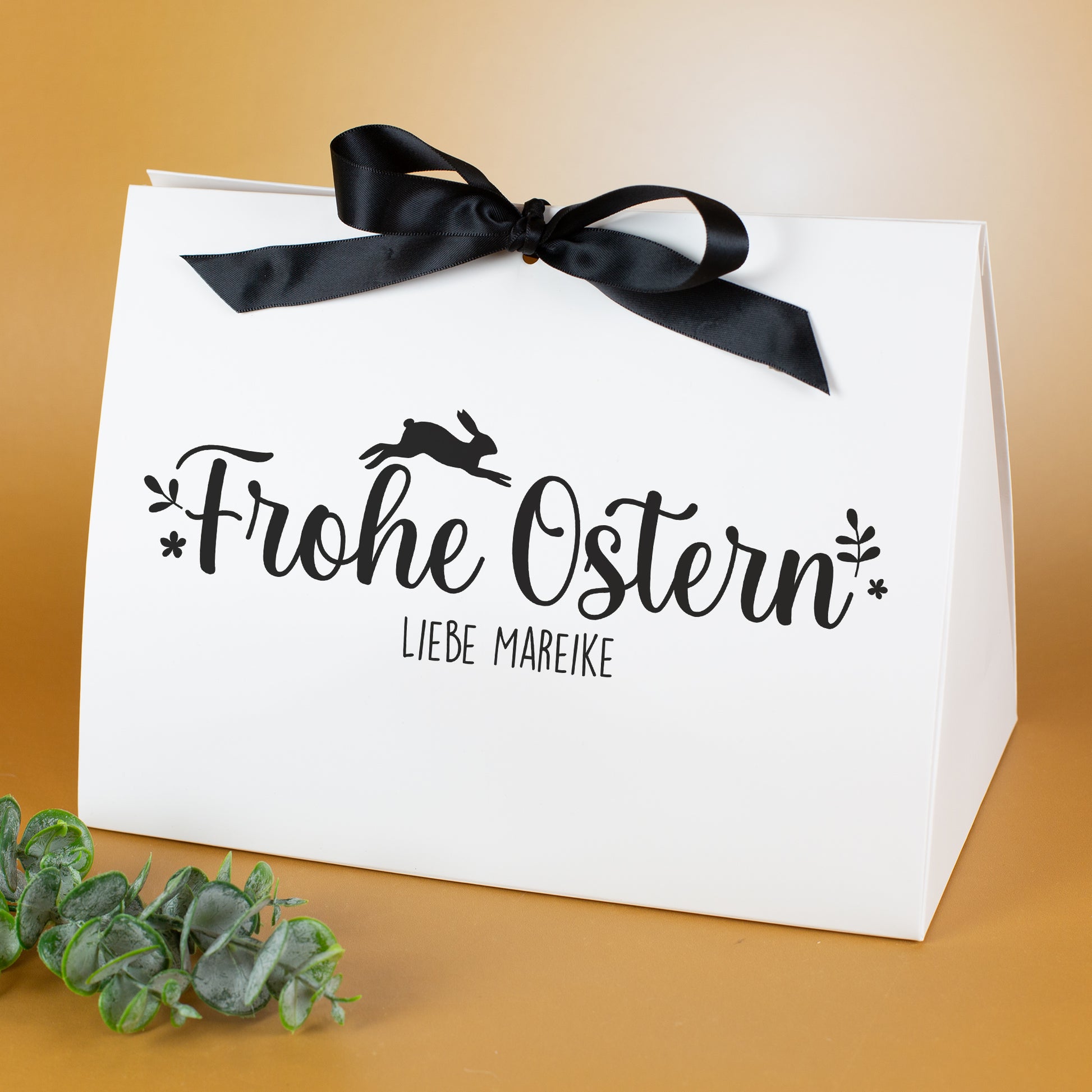 Große weiße Geschenkverpackung mit Frohe Ostern Schriftzug und Wunschtext Liebe Mareike