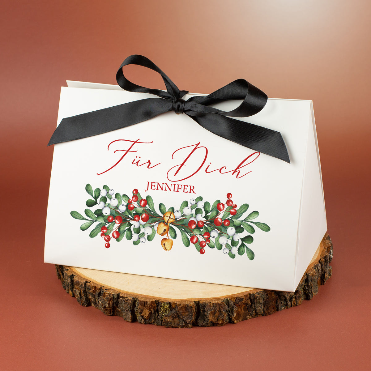 Weiße Weihnachts-Geschenkverpackung mit Aufdruck „Für Dich Jennifer“, festlichem Zweigmotiv und schwarzem Satinband