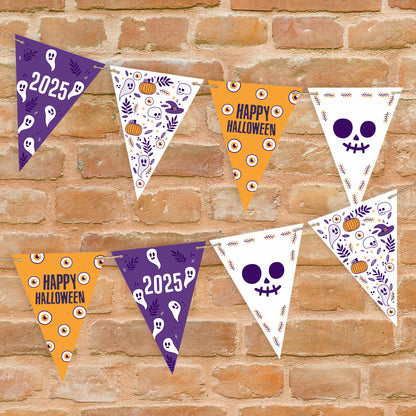 Personalisierbare Halloween-Girlande mit Wunschtext und klassischen Motiven, dekoriert an Backsteinwand.