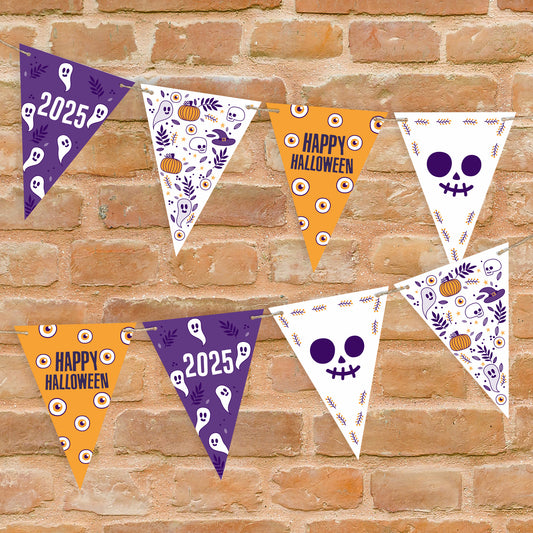 Personalisierbare Halloween-Girlande mit Wunschtext und klassischen Motiven, dekoriert an Backsteinwand.