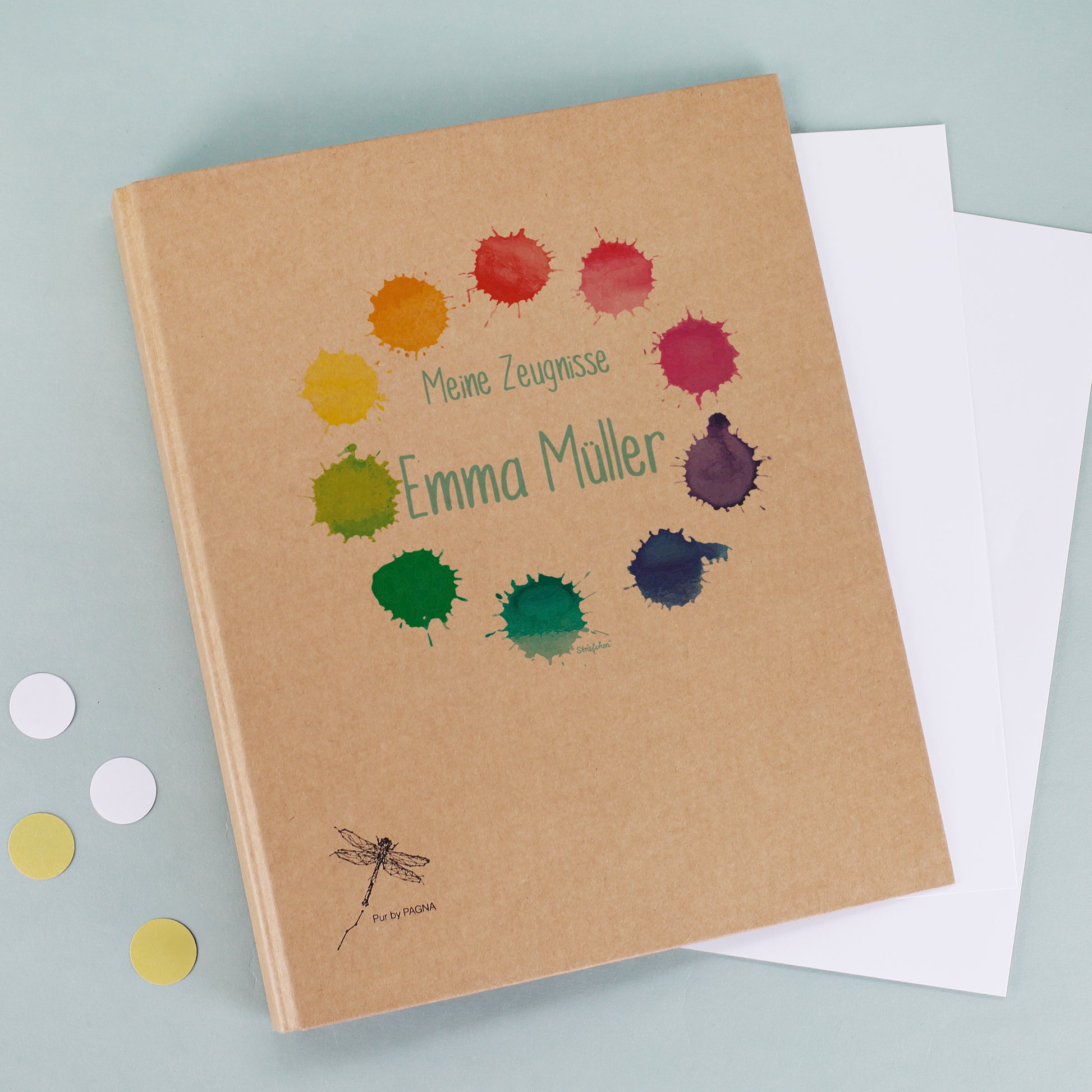 Fröhlich gestaltete Mappe mit kindgerechtem Motiv und Namensdruck auf dem Cover