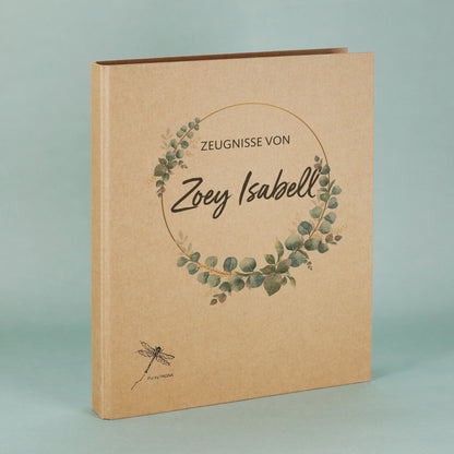 Zeugnismappe mit Eukalyptus-Motiv und personalisiertem Namen – frontal fotografiert
