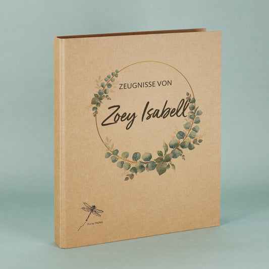 Zeugnismappe mit Eukalyptus-Motiv und personalisiertem Namen – frontal fotografiert