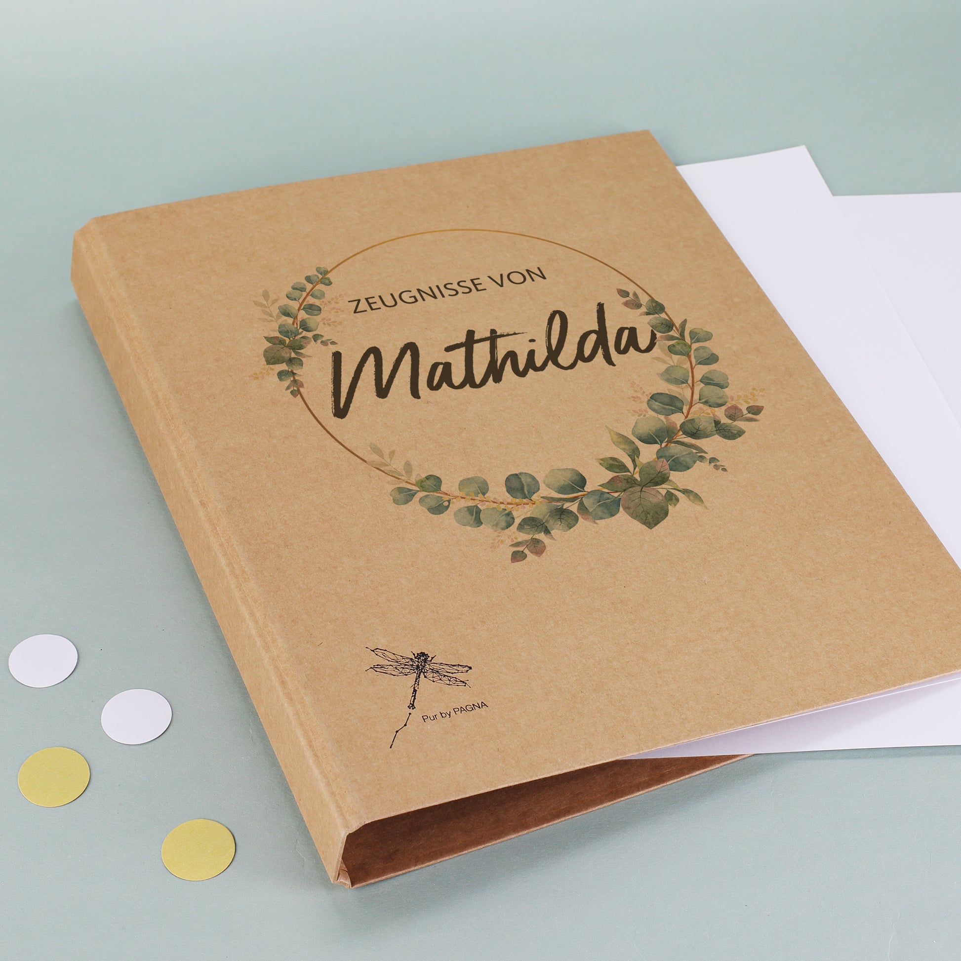 Detailaufnahme des floralen Aufdrucks und Namensfelds