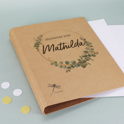 Detailaufnahme des floralen Aufdrucks und Namensfelds