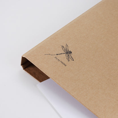 Detailaufnahme der Ecke der Zeugnismappe