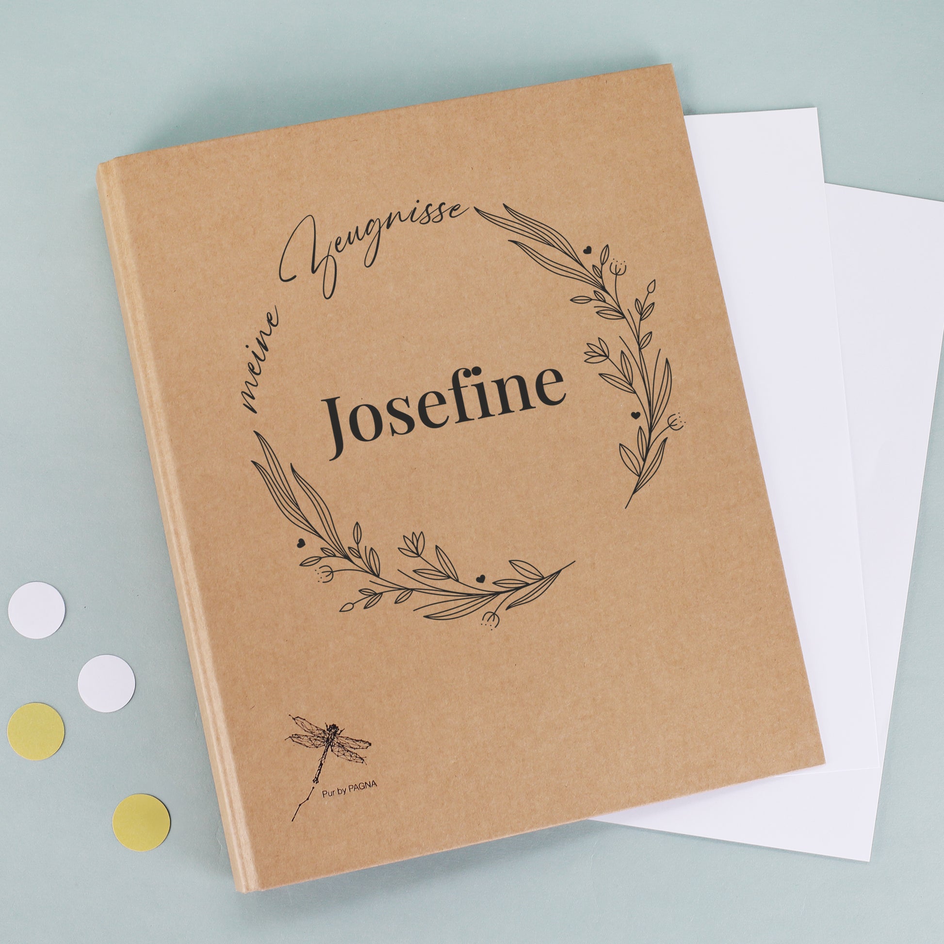 Zeugnismappe mit rundem Zweige-Motiv und Name – liegend frontal aufgenommen