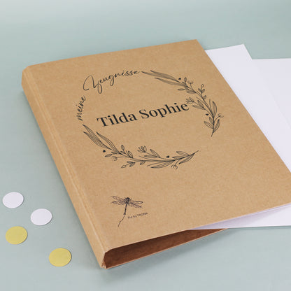 Detailaufnahme des runden Zweige-Motivs mit elegantem Schriftzug des Namens