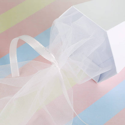 Tüll und Schleifenband