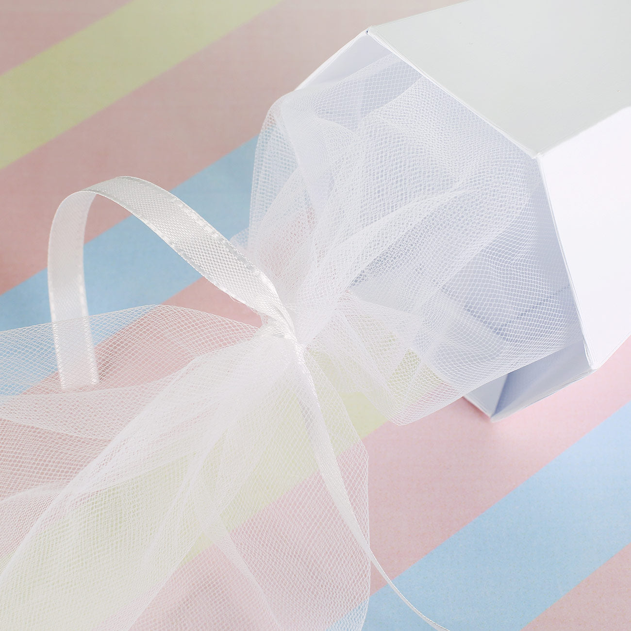 Tüll und Schleifenband