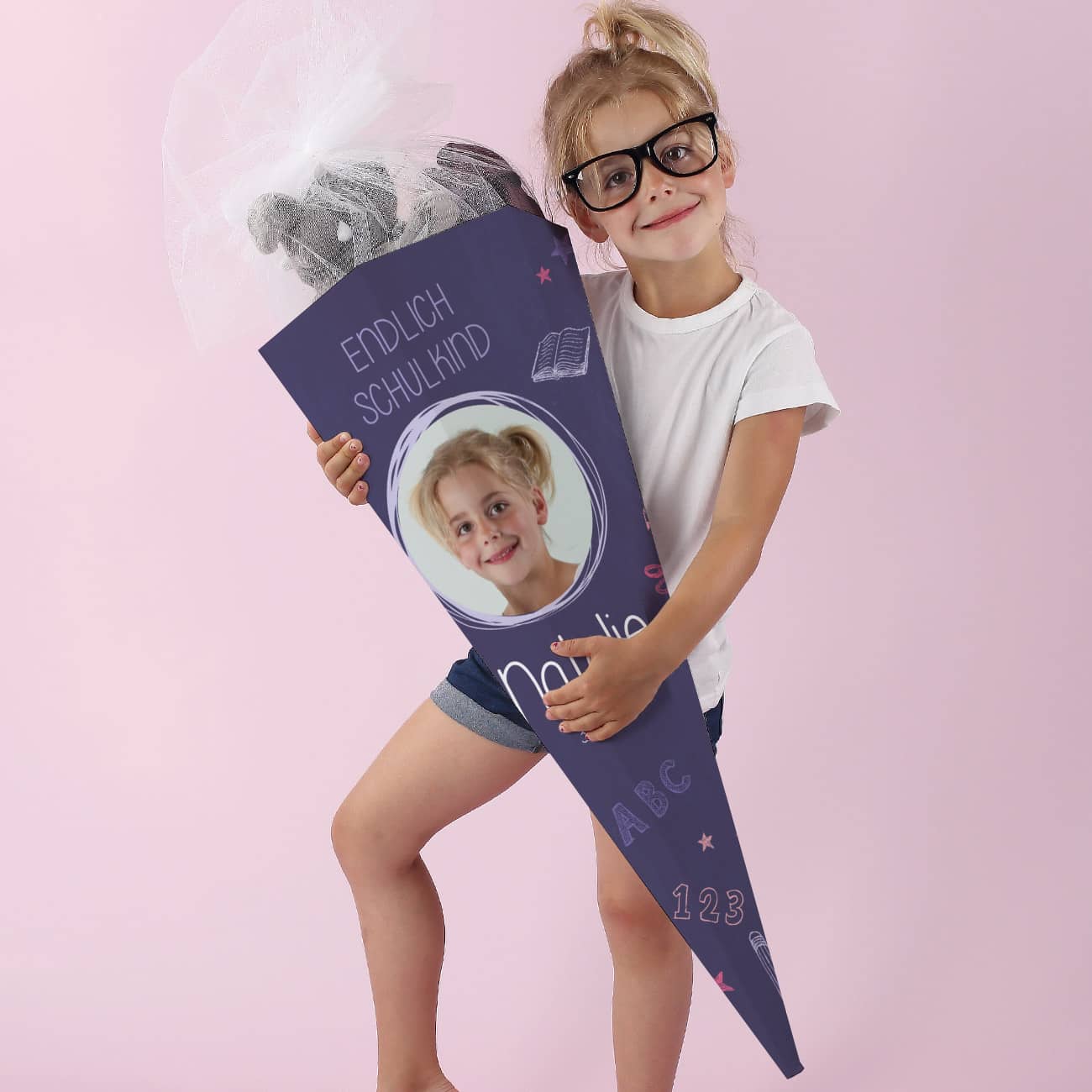 Lila Schultüte mit Foto, Name, Datum und Endlich Schulkind-Motiv