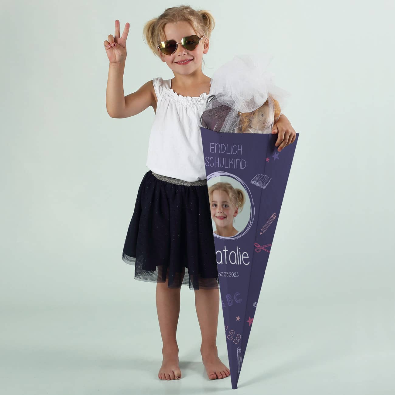 Schultüte in Fliedertönen mit Foto, Name, Datum und Endlich Schulkind-Motiv