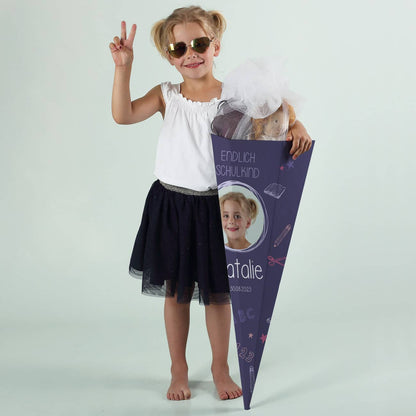 Schultüte in Fliedertönen mit Foto, Name, Datum und Endlich Schulkind-Motiv
