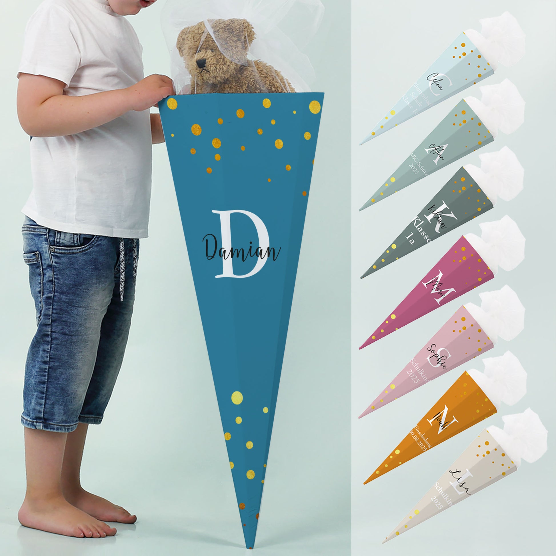 Junge mit großer Schultüte in Dunkelblau, bedruckt mit Initiale und Namen. Rechts daneben ist die Farbauswahl zu sehen.