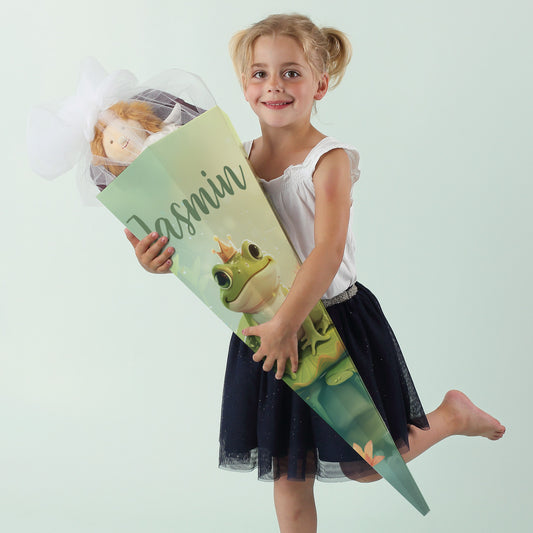 Mädchen hält eine große Zuckertüte mit Froschkönig-Motiv und dem Namen "Jasmin" in der Hand