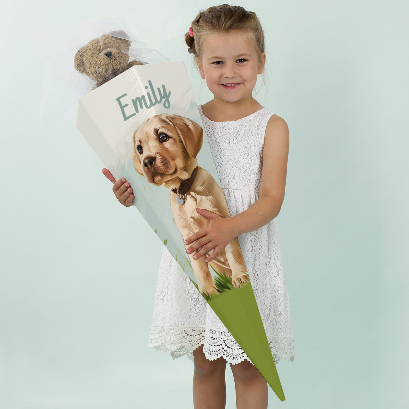 Nahaufnahme der Schultüte mit Hundemotiv und Name „Emma“ vor weißem Hintergrund