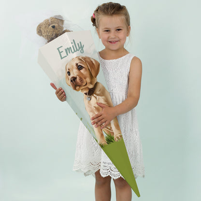 Nahaufnahme der Schultüte mit Hundemotiv und Name „Emma“ vor weißem Hintergrund