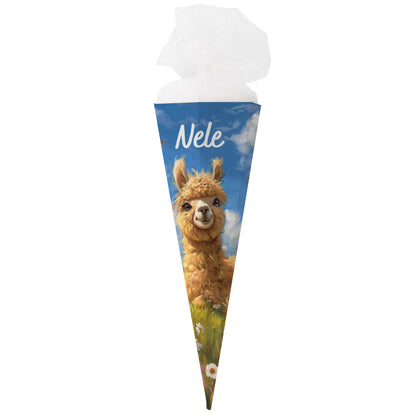 Schultüte mit Alpaka-Motiv und dem Namen „Nele“ vor weißem Hintergrund, vollständig abgebildet