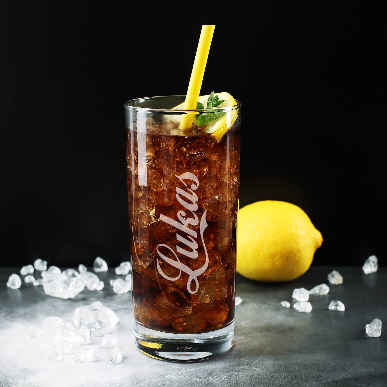 Trinkglas mit Namensgravur im Cola-Style