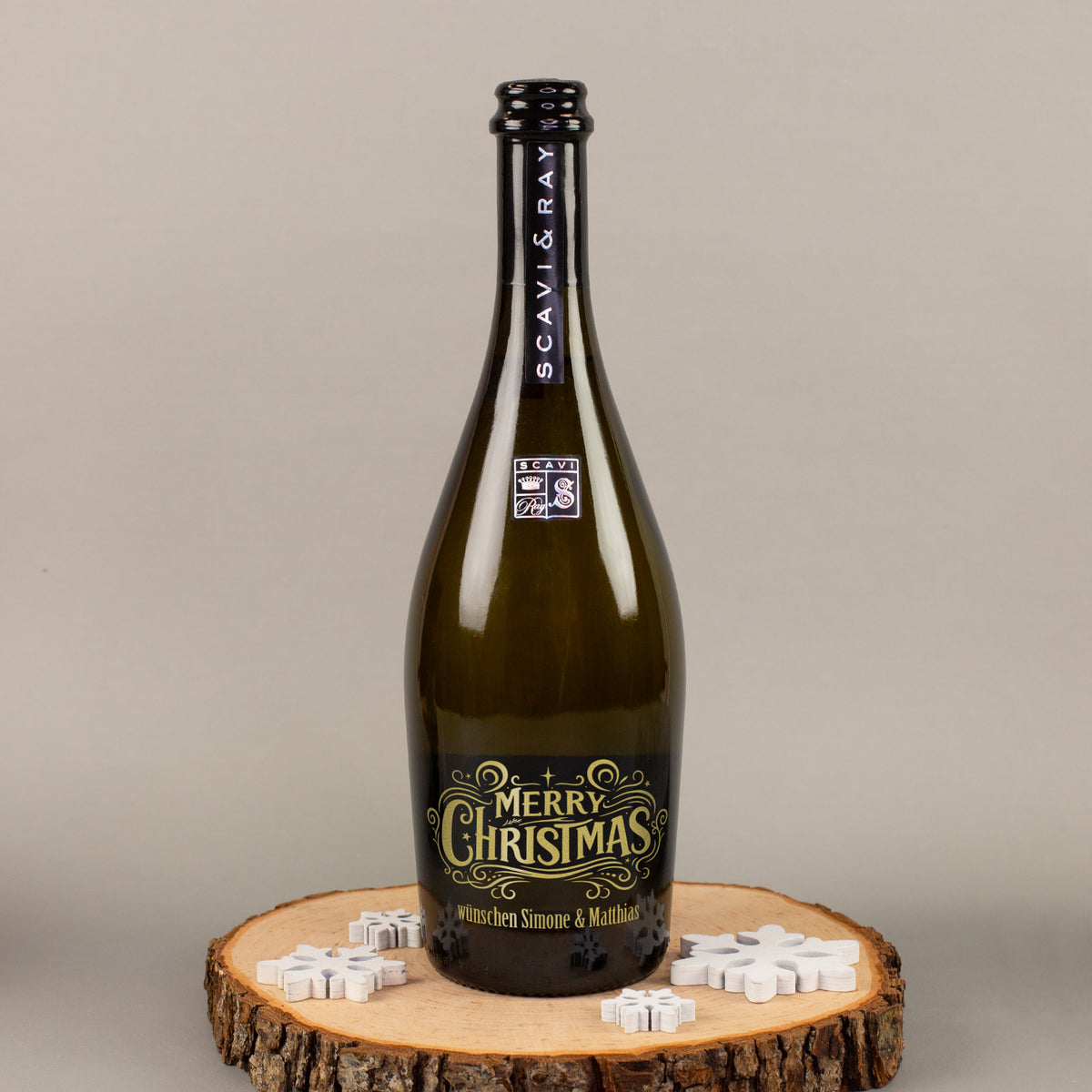 Personalisierter Scavi & Ray Prosecco mit Merry-Christmas-Motiv und Wunschtext auf Holzscheibe mit Schneeflocken