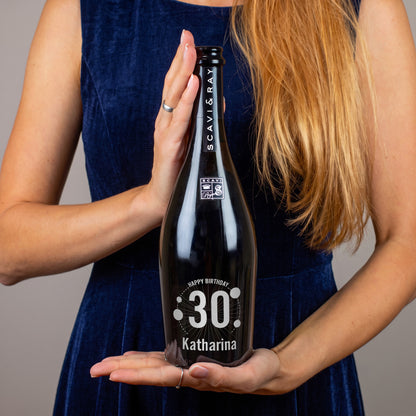 Frau hält personalisierte Scavi & Ray Prosecco-Flasche zum 30. Geburtstag mit Name Katharina