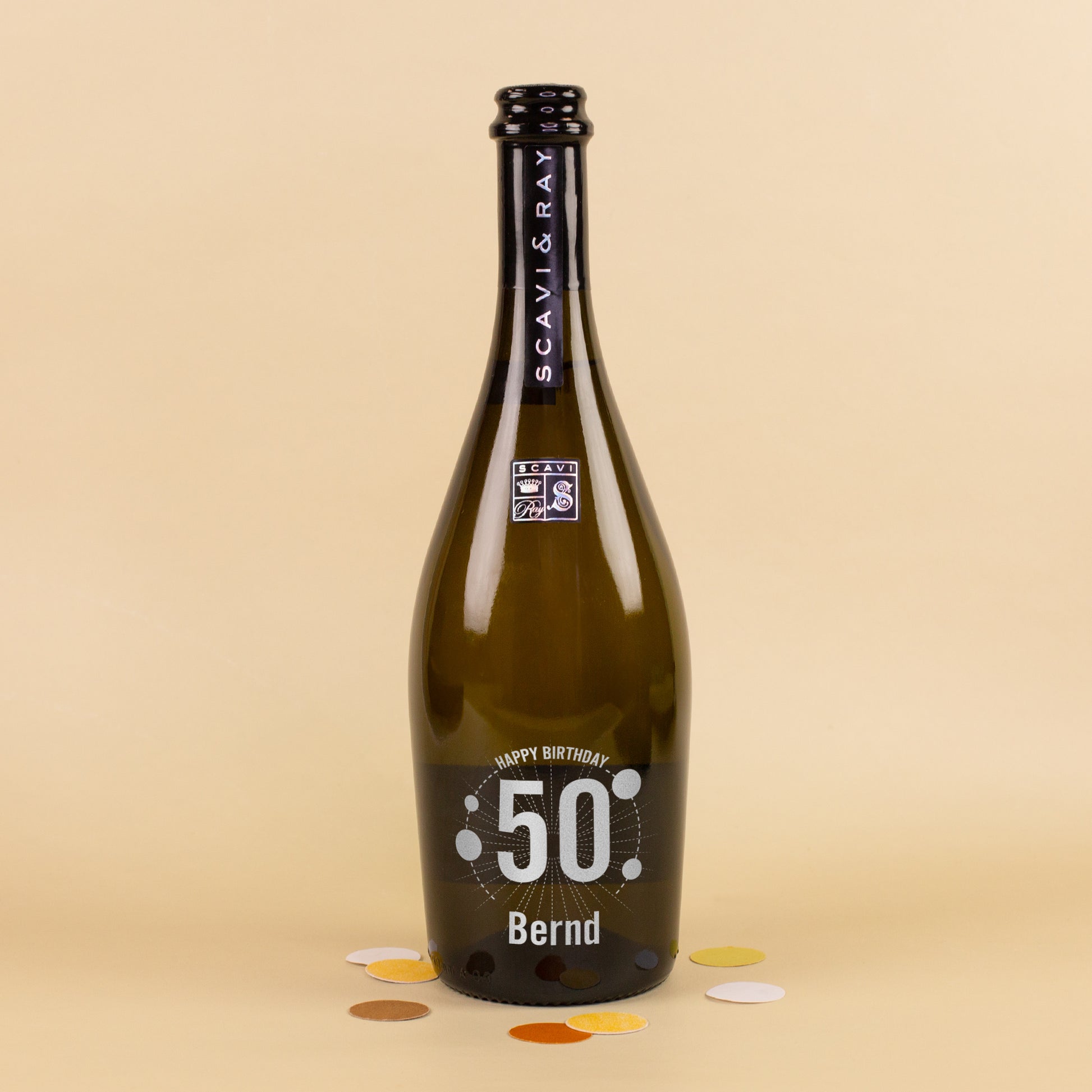 Personalisierte Scavi & Ray Prosecco-Flasche zum 50. Geburtstag mit Name Bernd und dekorativem Konfetti