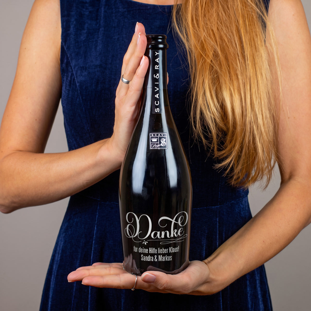 Person hält Scavi & Ray Prosecco mit personalisierter Danke-Gravur als individuelles Geschenk