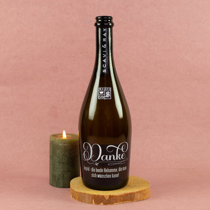 Personalisierter Scavi & Ray Prosecco mit Danke-Gravur und individuellem Text für eine Hebamme neben Kerze