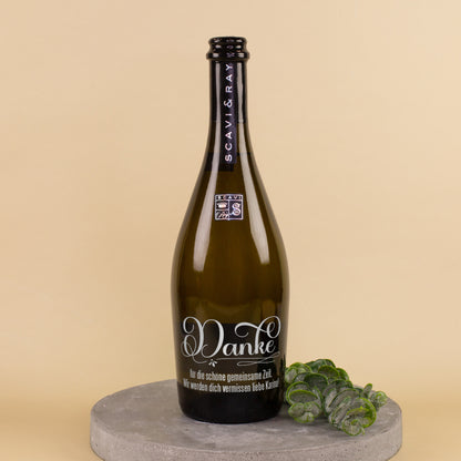Scavi & Ray Prosecco 0,75 l mit Danke-Gravur und persönlichem Abschiedstext auf dekorativem Sockel