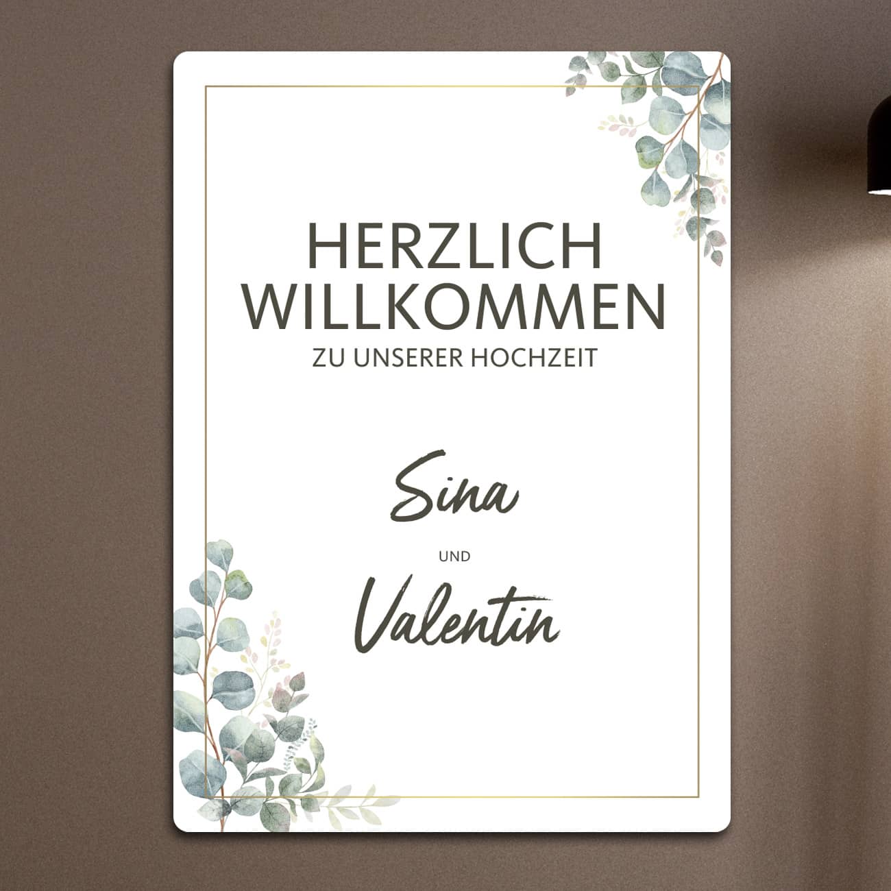 Willkommen-Schild zur Hochzeit mit Namen und Eukalyptus