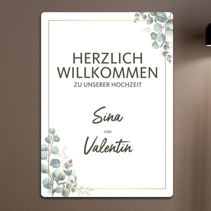 Willkommen-Schild zur Hochzeit mit Namen und Eukalyptus