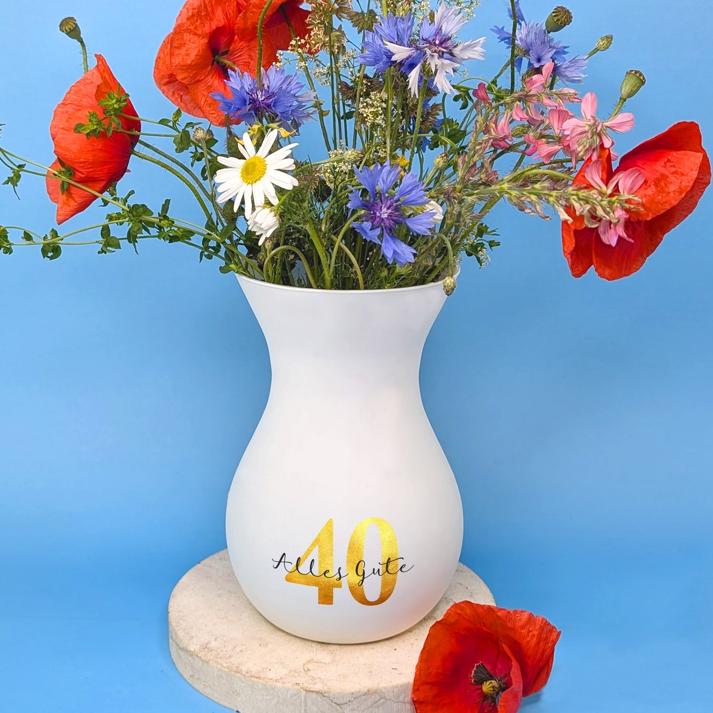 Vase in Weiß mit Blumenstrauß – dekorativ auf Tisch platziert