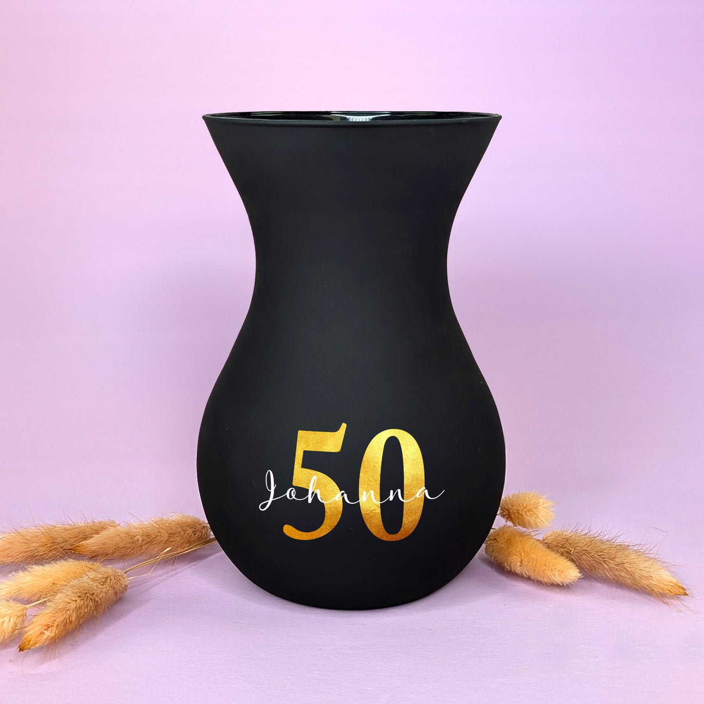 Nahaufnahme des Aufdrucks auf der schwarzen Vase – elegant gedrucktes Alter & Namenszug