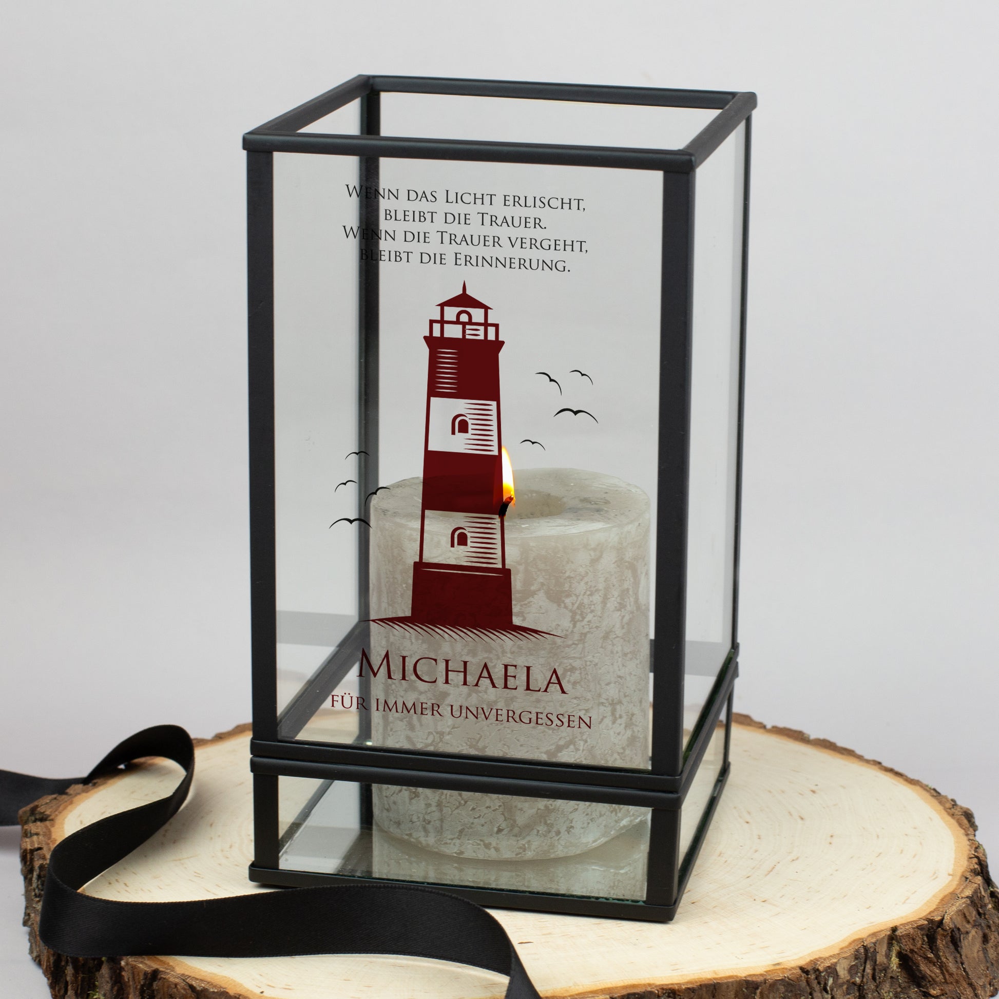 Windlicht zum Gedenken mit Leuchtturm-Motiv, Spruch und individueller Beschriftung
