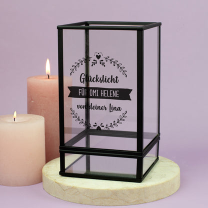 Windlicht aus Glas mit schwarzem Metallrahmen, personalisiert mit Wunschtext „Glückslicht für Omi Helene“