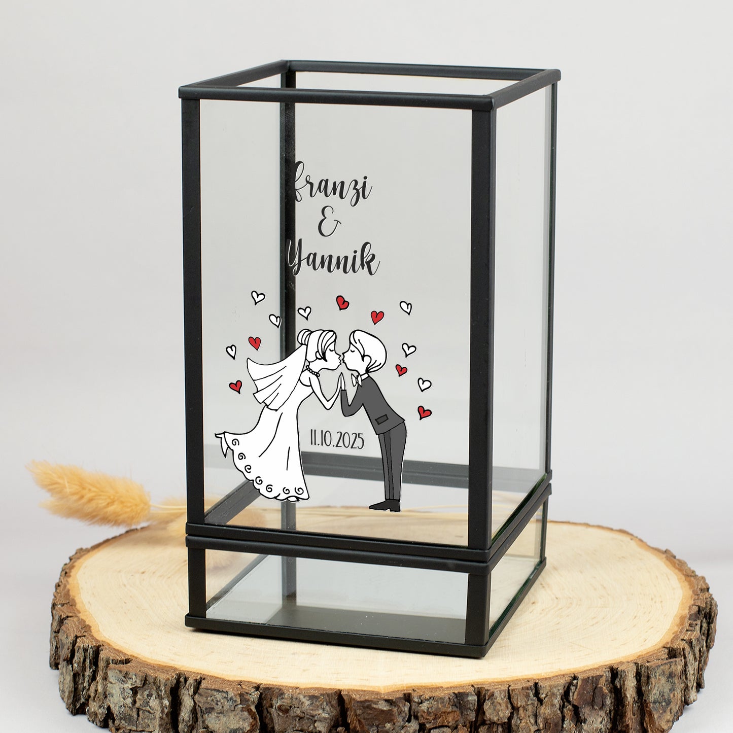 Hochzeits-Windlicht Laterne mit Personalisierung, Brautpaar Illustration und Herzen, Kerze auf Holzscheibe