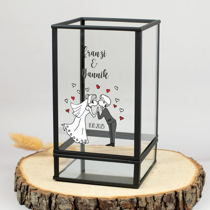 Hochzeits-Windlicht Laterne mit Personalisierung, Brautpaar Illustration und Herzen, Kerze auf Holzscheibe
