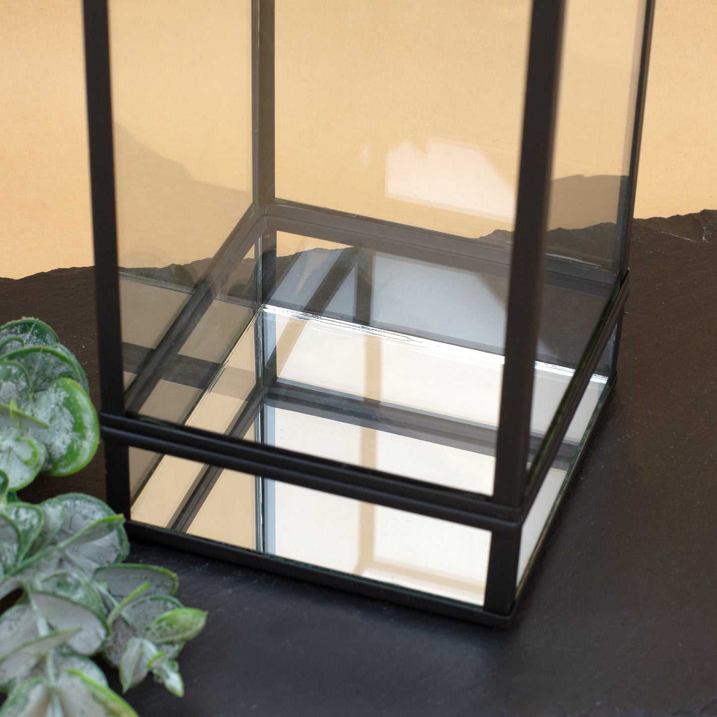 Detailansicht Windlicht mit Spiegelglasboden in Laternenform