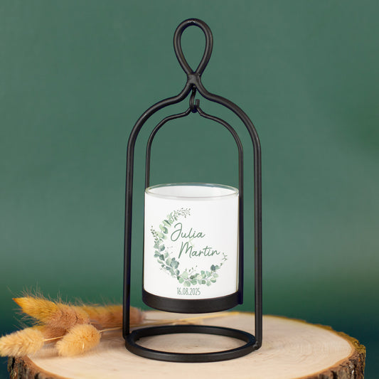 Windlicht von Ritzenhoff zur Hochzeit mit Eukalyptus-Motiv – auf Baumscheibe dekoriert