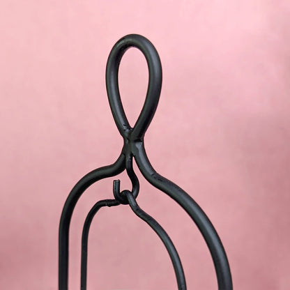 Nahaufnahme der edlen schwarzen Hängehalterung für die Kerze