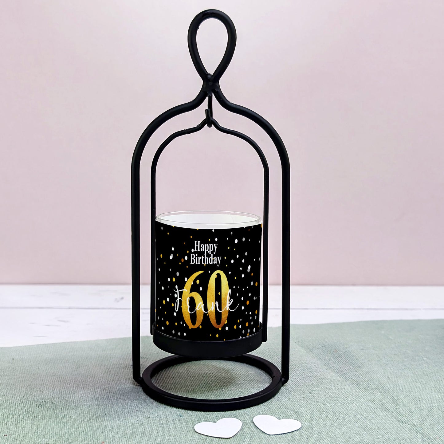 Personalisiertes Ritzenhoff Windlicht mit schwarzem Metallrahmen und Glaszylinder - heller Hintergrund