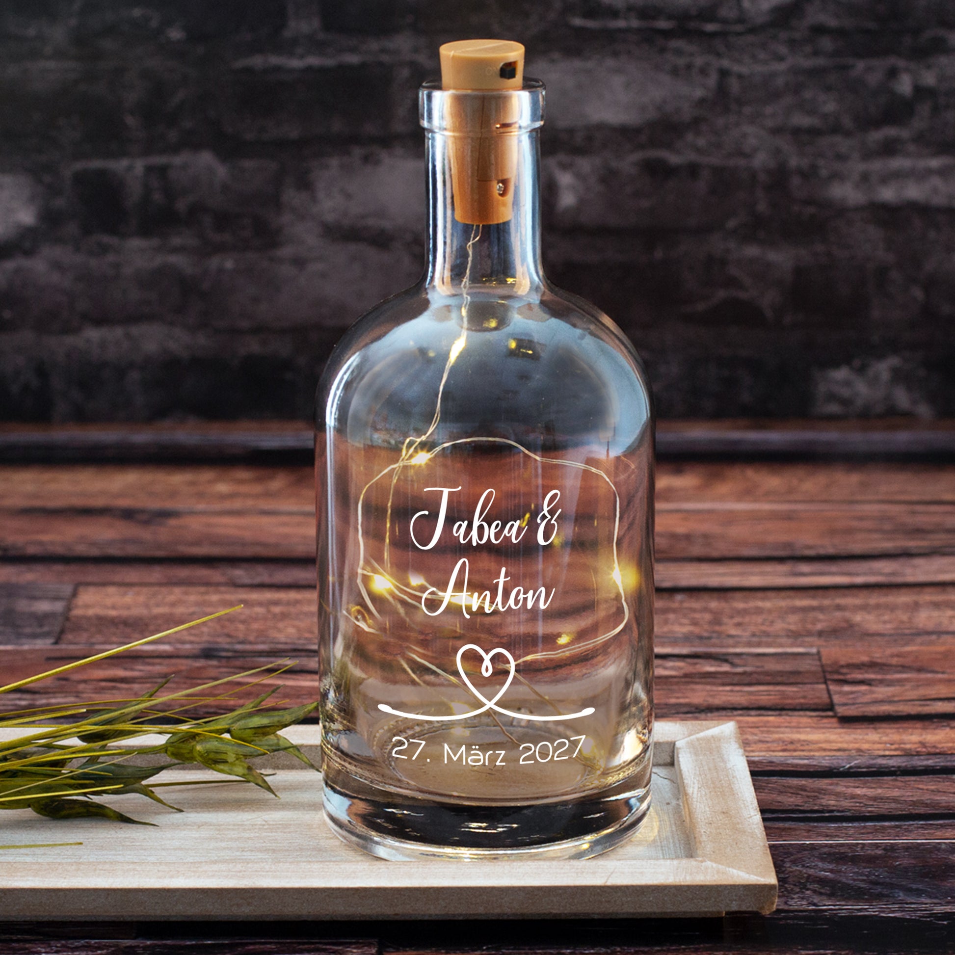 Karaffe mit weißem Schriftzug und Lichterkette – Namen und Datum