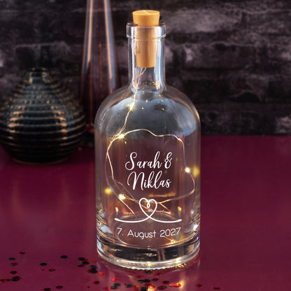 Variante der Karaffe mit weißem Schriftzug und Lichterkette – Namen und Datum