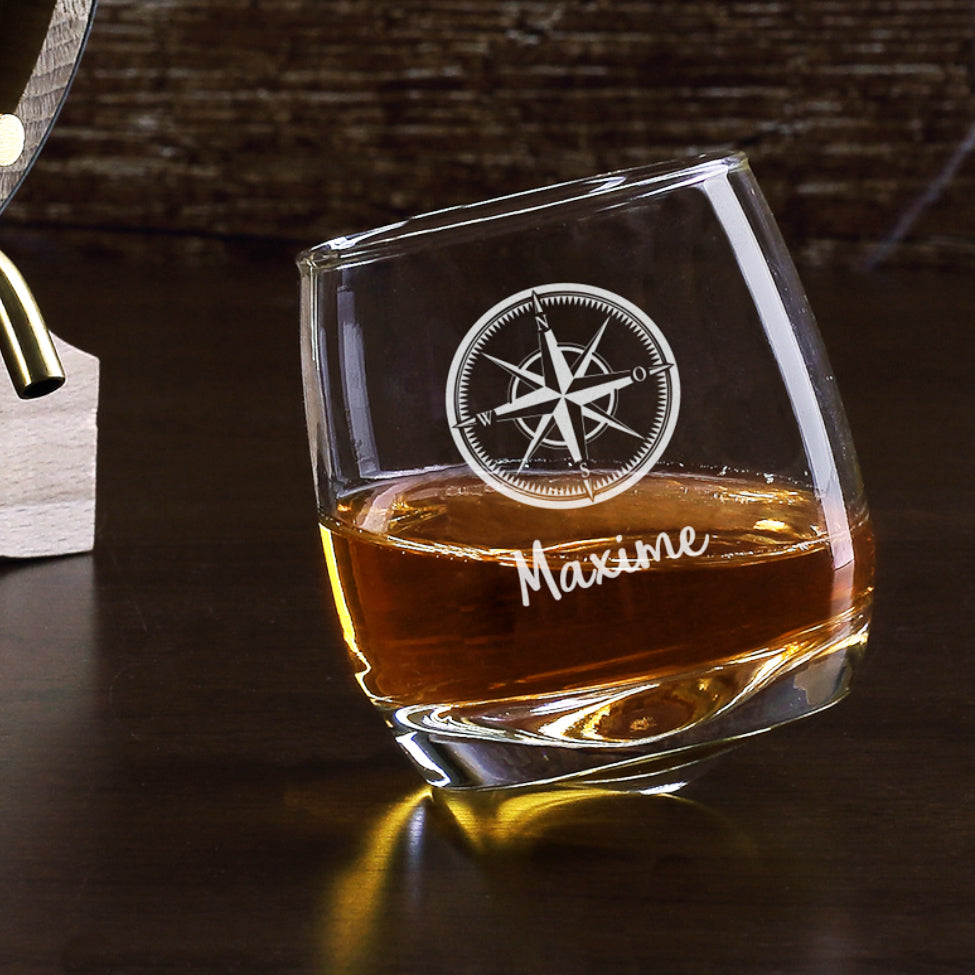 schräges Whiskyglas mit Kompass und Wunschnamen
